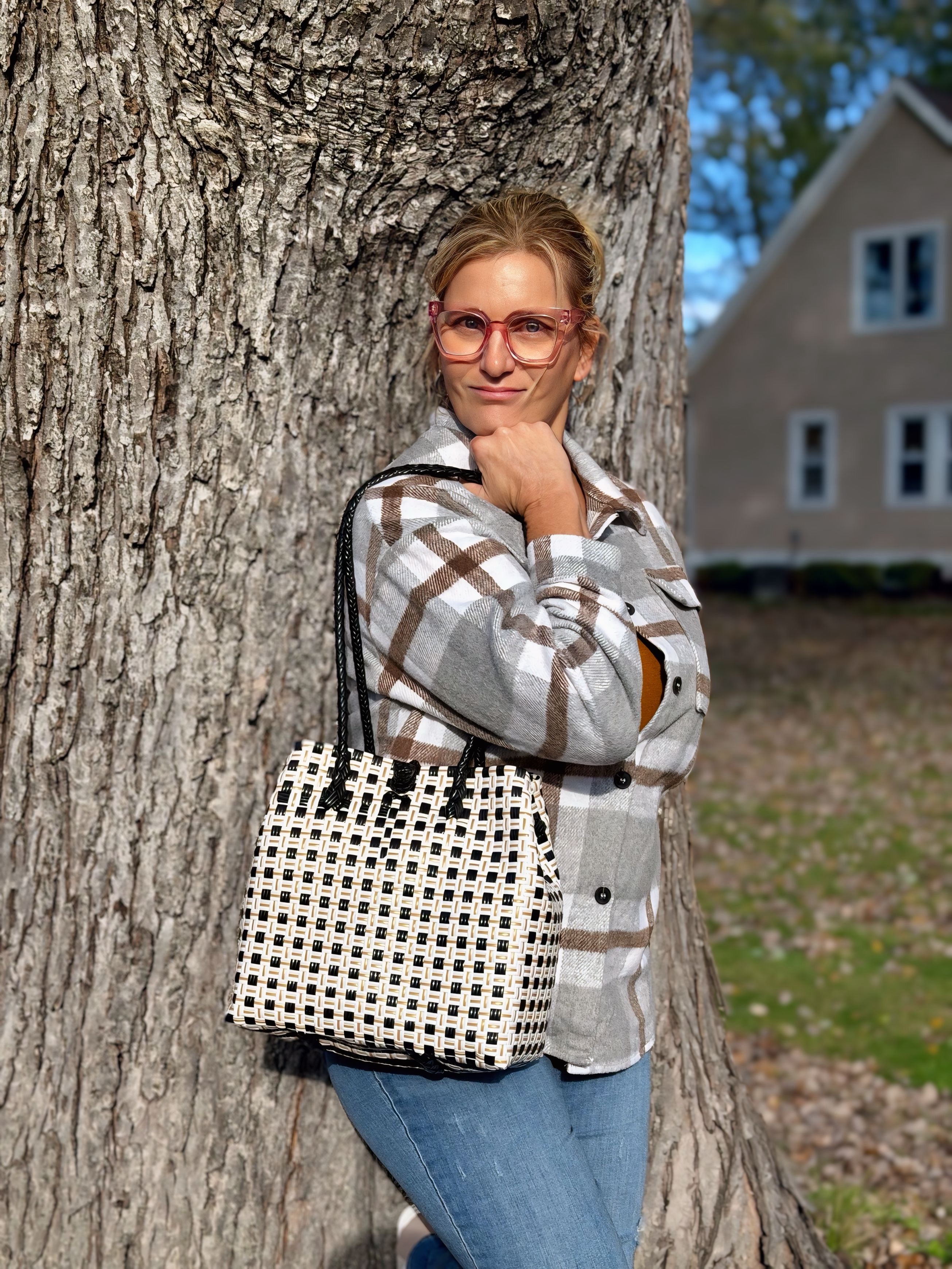 handwoven recycled plastic tote bag on beach – Barbre